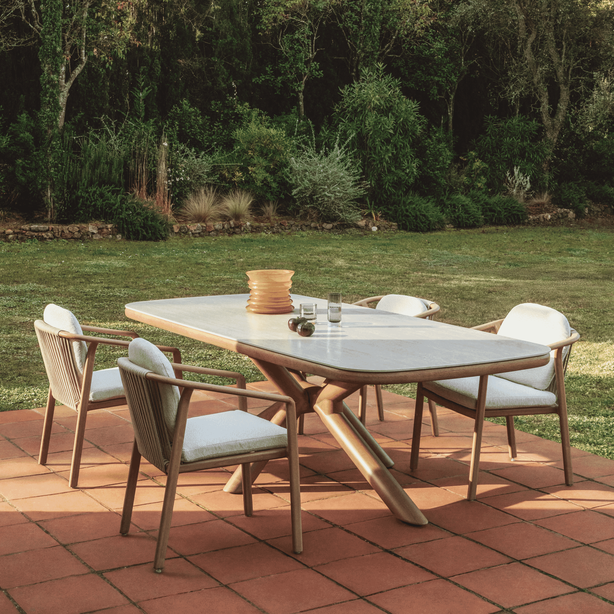 Kave Home Tuintafel 'Mirtia' Gesinterde steen en houtlook, 240 x 110cm
