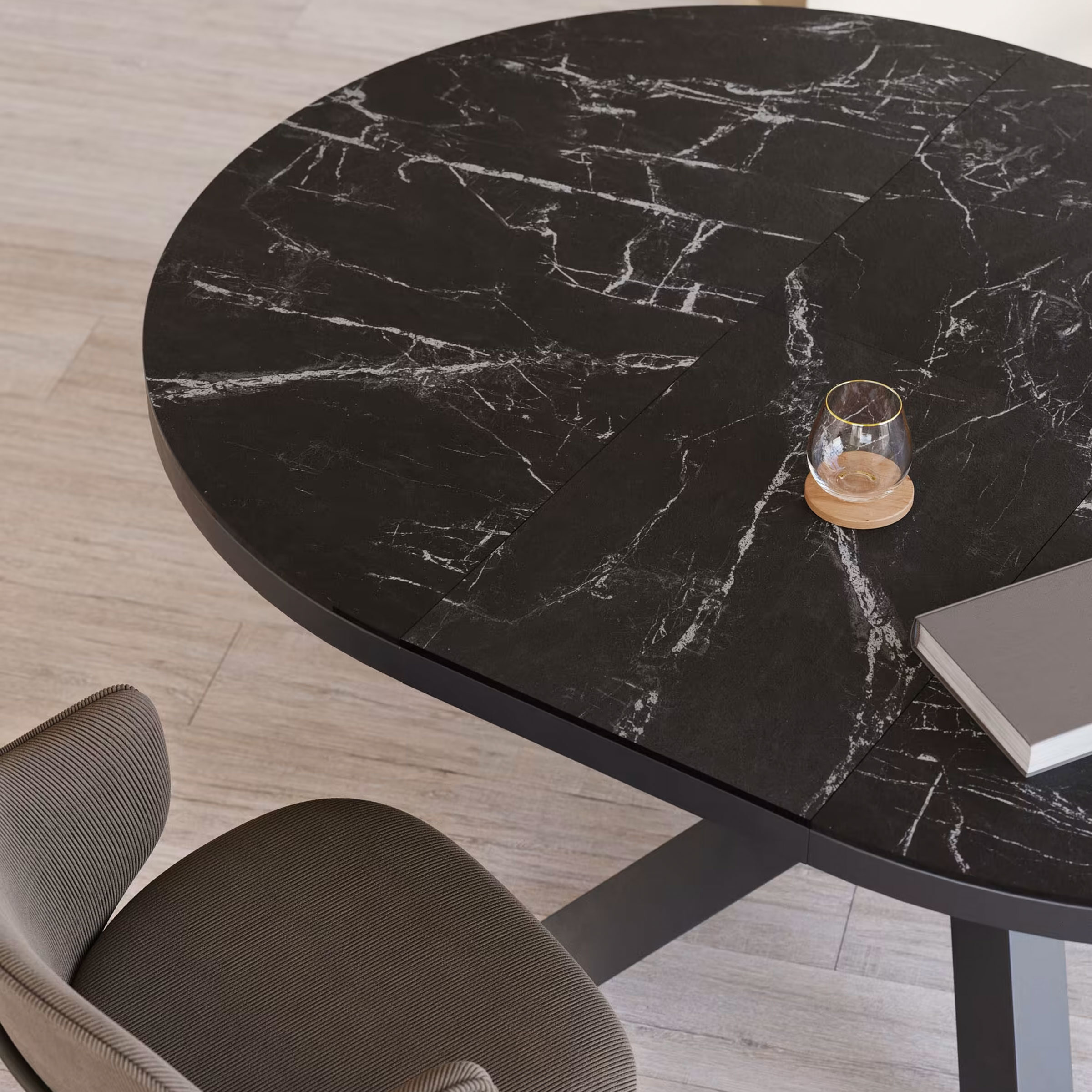 Kave Home Uitschuifbare Ronde Eettafel 'Vashti' 120-160 x 120cm, kleur Zwart Marmer