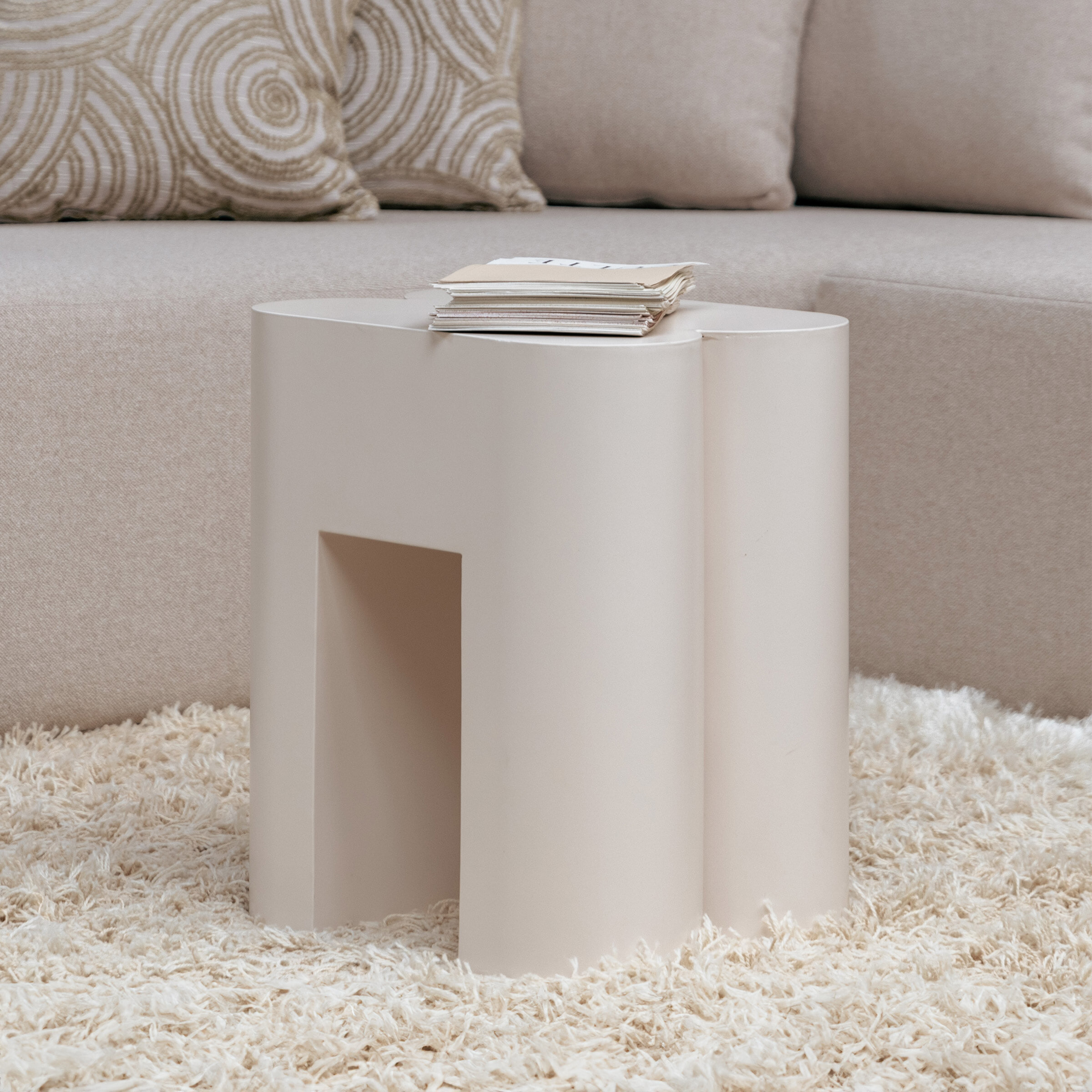Zuiver Krukje/Bijzettafel 'Shape' 40 x 40cm, kleur Beige
