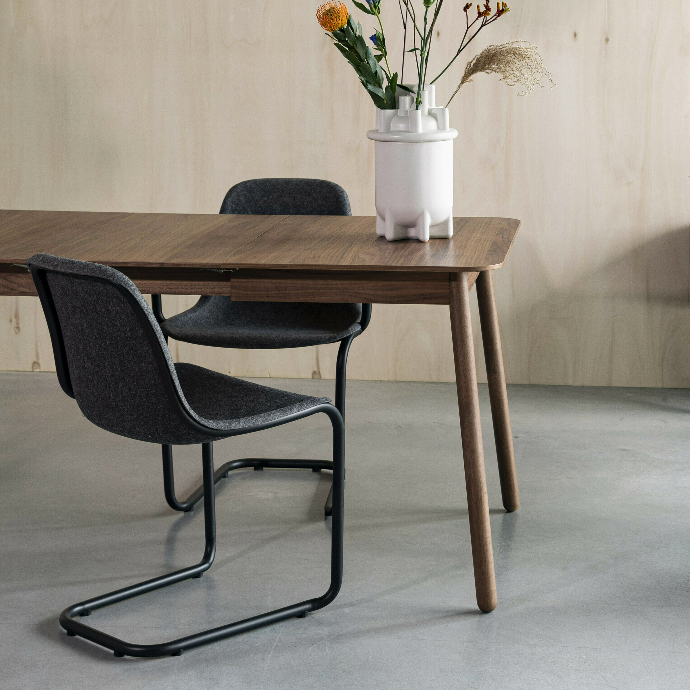Zuiver Uitschuifbare Eettafel 'Glimps' Notenhout, kleur Bruin