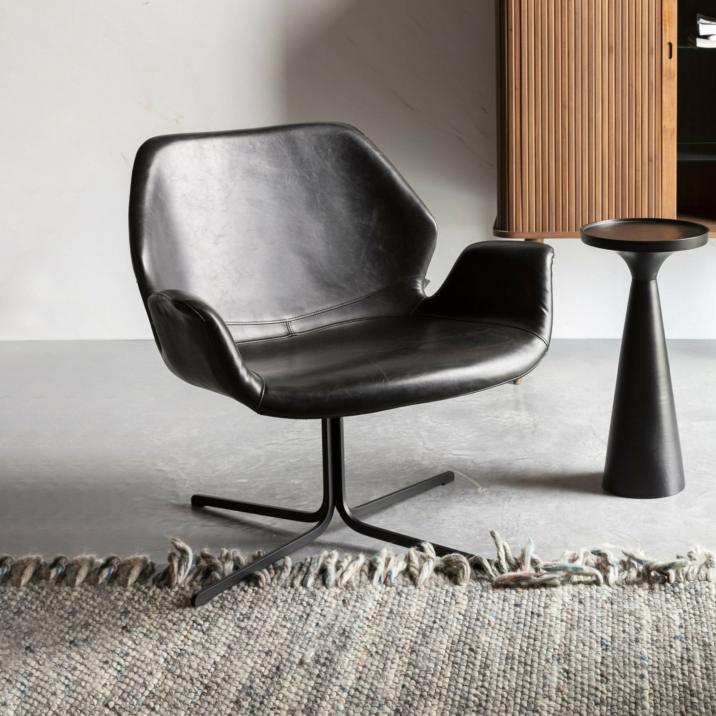 Zuiver Draaibare Fauteuil 'Nikki' Vintage PU leer, kleur Zwart
