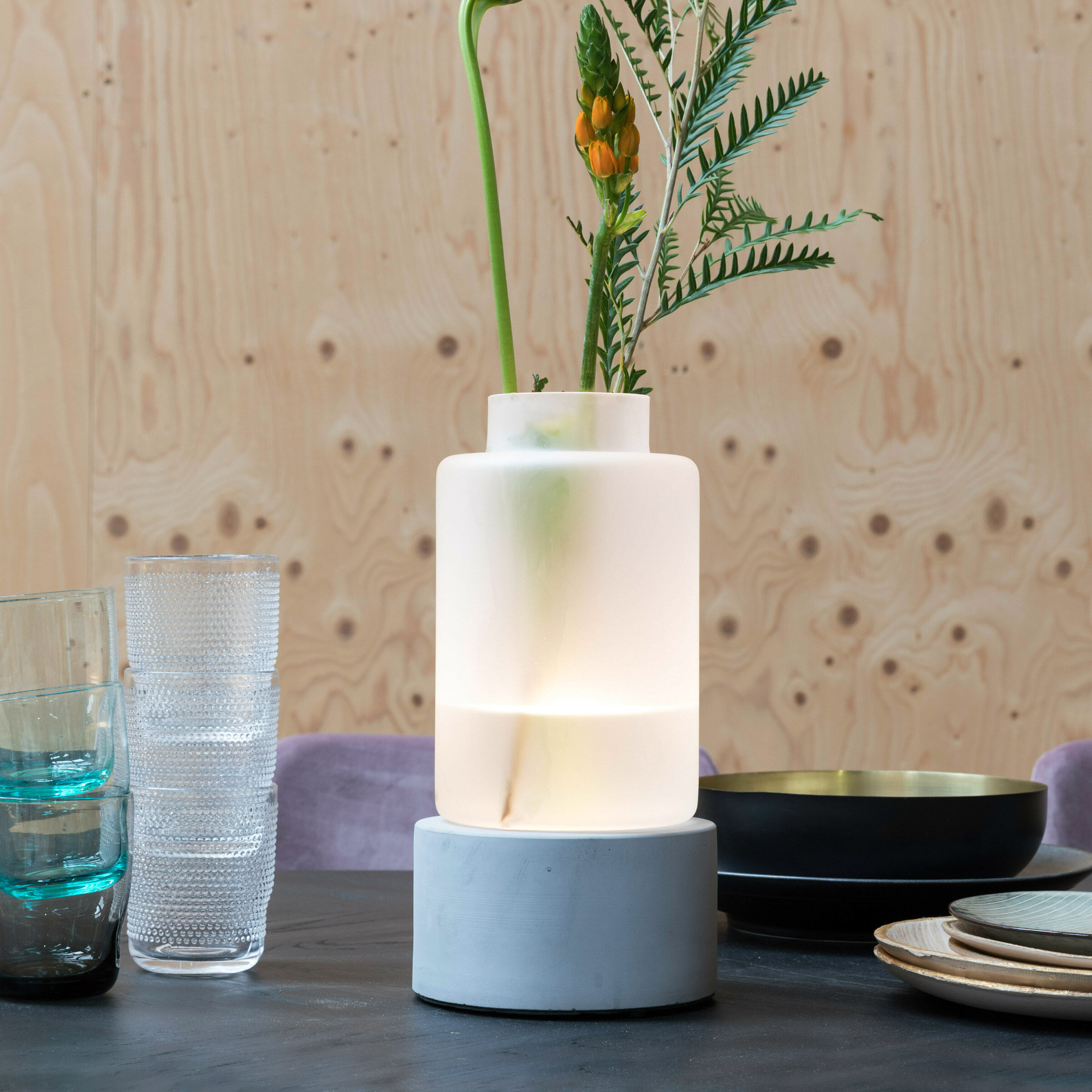 Zuiver Vaas/Tafellamp 'Reina' Beton en glas