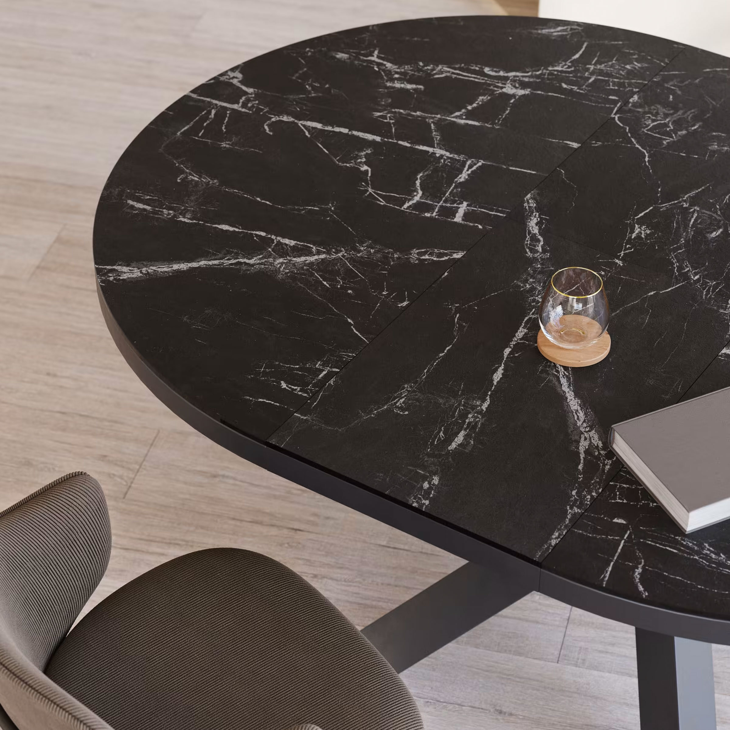 Kave Home Uitschuifbare Eettafel 'Yodalia' Zwart keramiek met marmerlook, 130-190 x 100cm