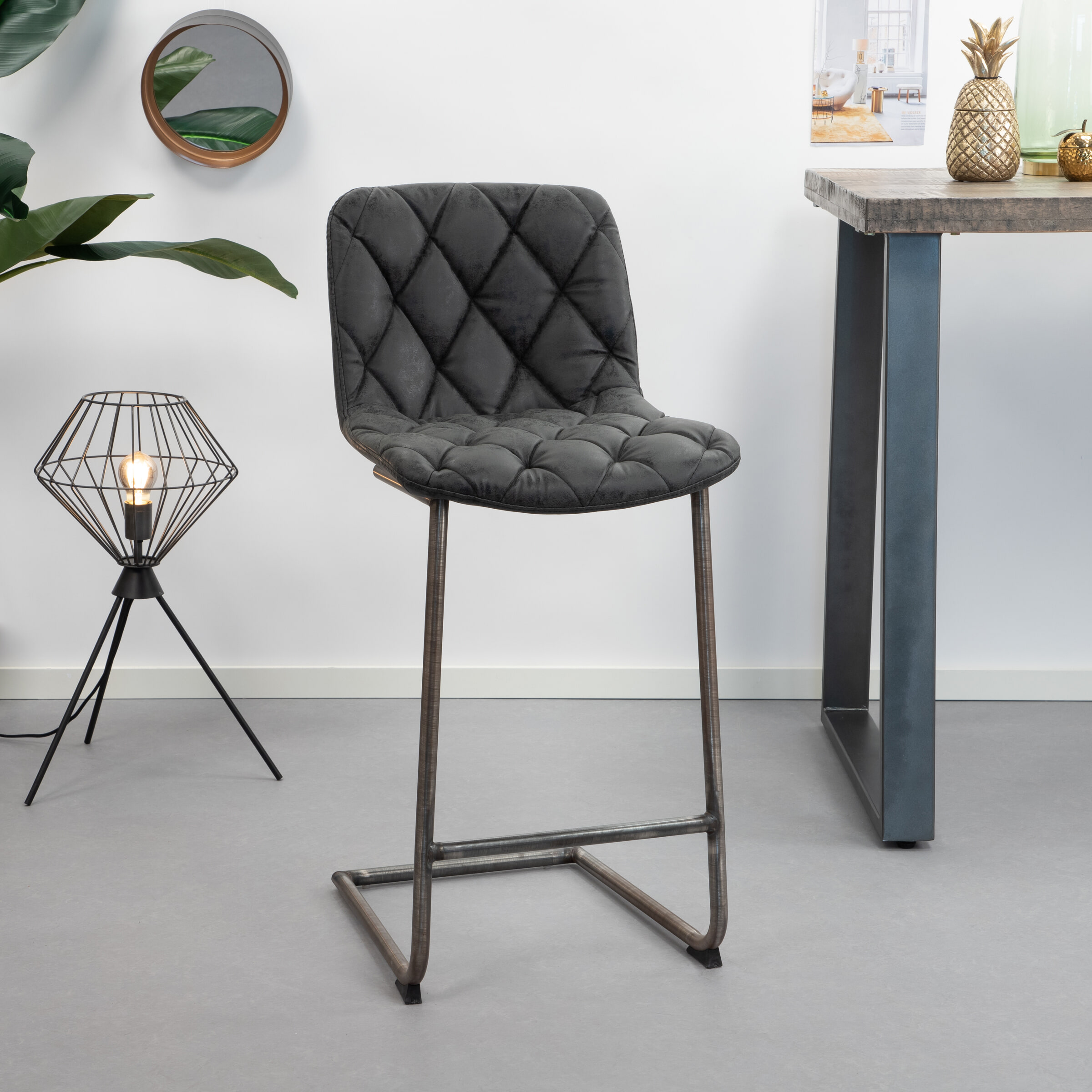 Barstoel 'Cliff' (zithoogte 69cm) Wax / PU, kleur zwart Barstoel 'Cliff' (zithoogte 69cm) Wax / PU, kleur zwart